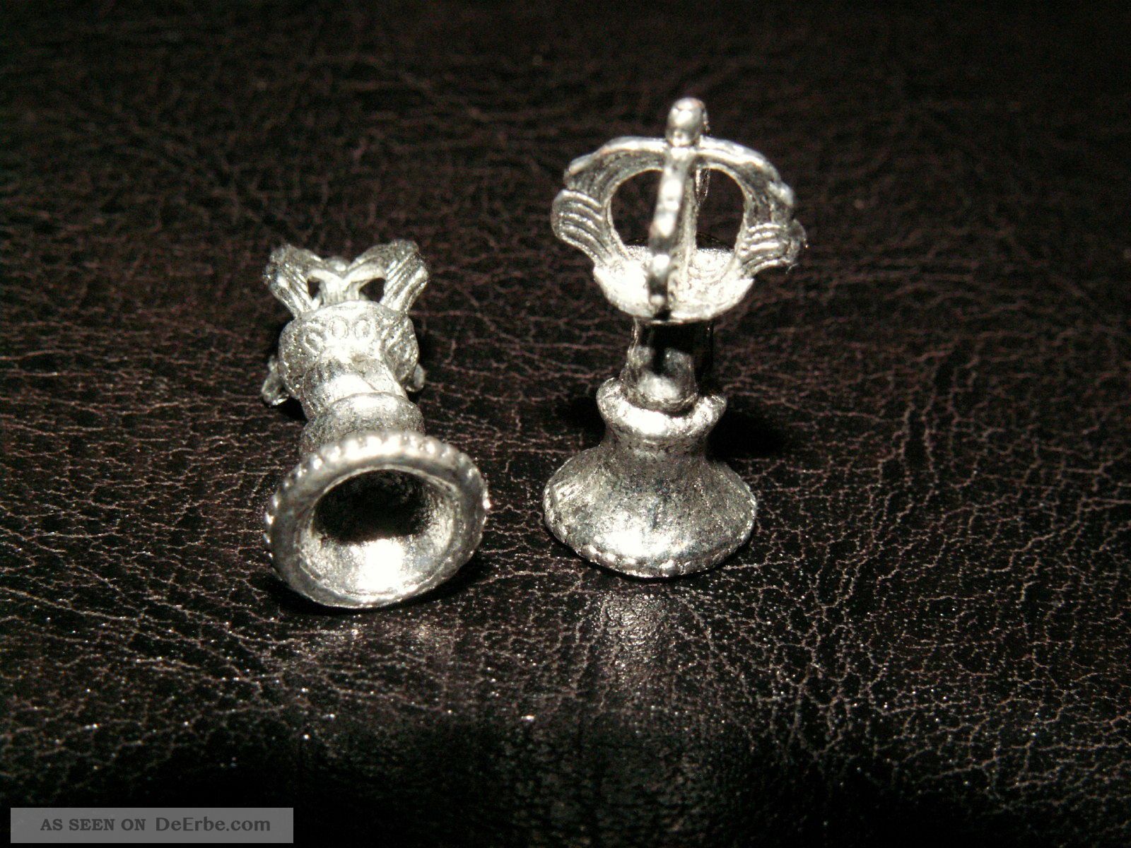 2 Silber Tempel Glocke Anhänger Amulette Tibet Bell Tempelglocke Buddhismus Entstehungszeit nach 1945 Bild