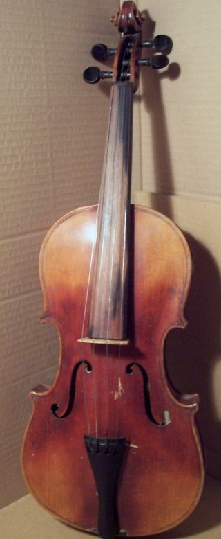 Alte Geige Mit Starke Gebrauchsspuren Als Dekoration Bild