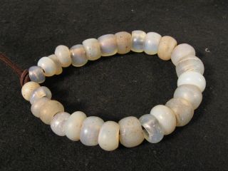 27 Alte Handelsperlen Glasperlen Opalglas Old African Moon Trade Beads Afrozip Bild