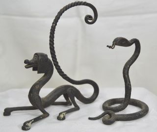 Zwei Alte Handgeschmiedete Eisenfigur - Schlange & Hund Mit Langem Schwanz Bild