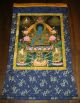 Toller Tibet.  Medizin Buddha Thangka Blue Beryll Masterpiece In Brokat 105x63 Cm Entstehungszeit nach 1945 Bild 2