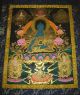 Toller Tibet.  Medizin Buddha Thangka Blue Beryll Masterpiece In Brokat 105x63 Cm Entstehungszeit nach 1945 Bild 3