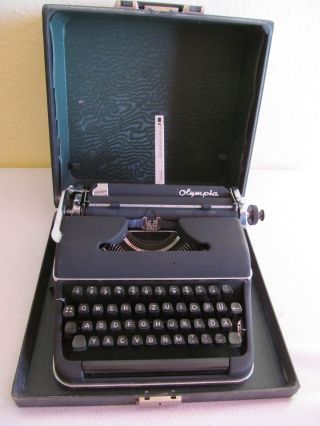 Alte Schreibmaschine Olympia Schwarz Dachbodenfund 70er Jahre Ca 40 Jahre Alt Bild