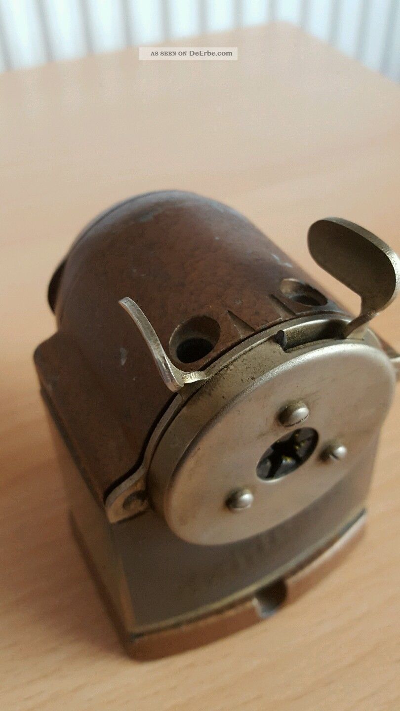 Dachboden - Alter Bleistiftanspitzer Dahle 99 Um1950/60 Mit Aufgehängten Kasten. Antike Bürotechnik Bild