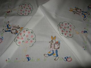 Schöne Ostertischdecke - Handarbeit - Stickerei - Osterhäschen - Bäume - Tischdecke Bild