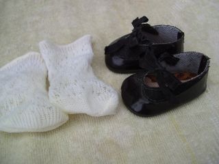 Alte Puppenkleidung Schuhe Vintage Black Shiny Fine Shoes Socks 45 Cm Doll 6 Cm Bild