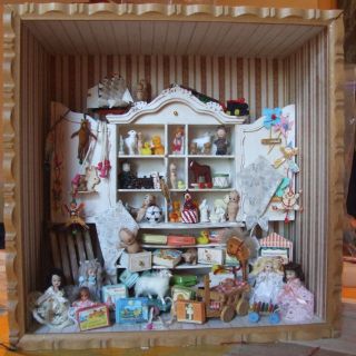 Puppenstube Puppenhaus Roombox Spielzimmer Handarbeit Unikat Puppenzimmer Lampen Bild