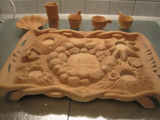 Ostertablett Aus Holz Geschnitzt Mit Bechern Und Kl Teller,  Vase Bild