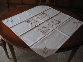Tischdecke Baumwolle - Handgesticktes Motiv Blüten - Saubere Handarbeit Bild