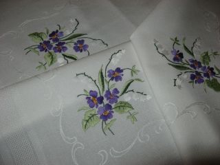 Schöne Tischdecke - Handarbeit - Stickerei - Maiglöckchen - Veilchen - Mitteldecke Bild