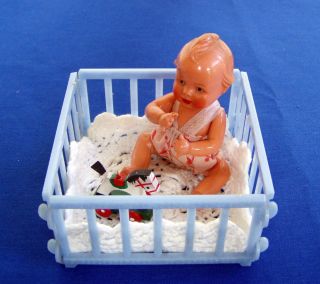 Alte Edi Puppe Im Laufstall Puppenstube Puppenhaus 50er Jahre Bild