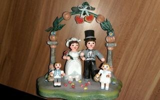 Hubrig Hochzeit Brautpaar Mit Bogen Rar Bild