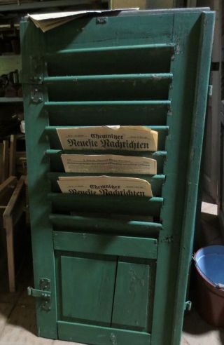 Uralter Fensterladen Klappladen Holzlamellen Beschläge Grün Zeitungsständer Bild