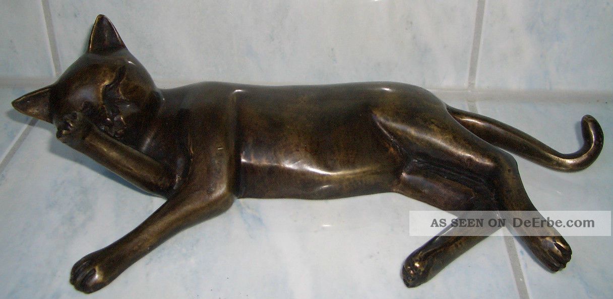 Bronze Figur Liegende Putzende Katze Pfötchen Katzenfan Skulptur Kunst Art Ab 2000 Bild