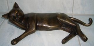 Bronze Figur Liegende Putzende Katze Pfötchen Katzenfan Skulptur Kunst Art Bild