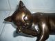 Bronze Figur Liegende Putzende Katze Pfötchen Katzenfan Skulptur Kunst Art Ab 2000 Bild 2
