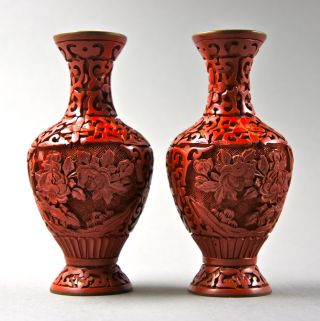 2 Chinesische Vasen,  Rosenmotiv,  Lackschnitzerei,  Reliefdekor,  Emailliert (e) Bild
