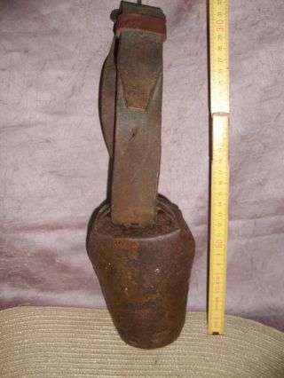 Antike,  Alte Glocke Mit Lederriemen,  Kuhglocke,  Glockengeläut,  Almglocke Bild