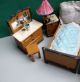 Puppenstube Schlafzimmer Kompl.  Schrank Betten Nachttisch Spiegelkommode Hocker Original, gefertigt vor 1970 Bild 2
