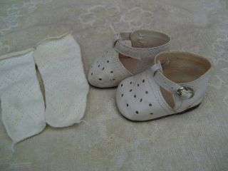 Alte Puppenkleidung Schuhe Vintage White Lashed Shoes Socks 65 Cm Doll 8 Cm Bild