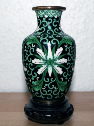 Cloisonne Vase China Carved Messing Old Chinese Floral Carving Figur Woodstand Bild