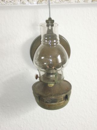 Alte.  Antike Petroleumlampe Aus Metall Mit Glaszylinder & Lichtreflektor. Bild