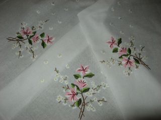 Schöne Tischdecke - Handarbeit - Stickerei - Blumen/blüten - Mitteldecke Bild