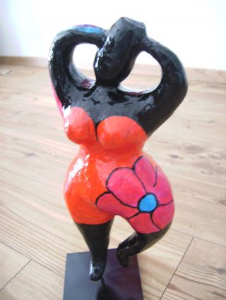 Tolle Große Nana - Hommage An Niki De Saint Phalle - Skulptur - Frau - Deko Bild