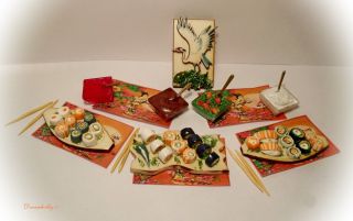Sushi Fürs Puppenhaus 1:12,  Hier Mit Platzdeckchen,  Sojasauce,  Salat,  Reis,  Kranich Bild