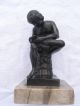 Alte Skulptur Statur Sitzender Junge Aus Zinn Auf Marmorsockel 1900-1949 Bild 1