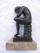 Alte Skulptur Statur Sitzender Junge Aus Zinn Auf Marmorsockel 1900-1949 Bild 2