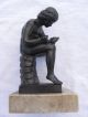 Alte Skulptur Statur Sitzender Junge Aus Zinn Auf Marmorsockel 1900-1949 Bild 4