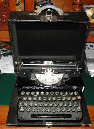 Technische Antiquität Antike Koffer Schreibmaschine Triumph Durabel Museumsstück Bild