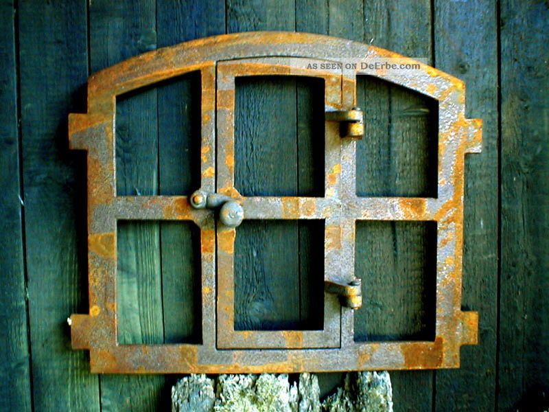 Eisenfenster Mit Tür,  Antik - Ländlich Zum Öffnen,  Stallfenster Für Gartenmauer Nostalgie- & Neuware Bild