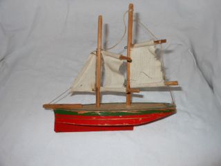 Segelboot Segelschiff Segelyacht Holz Rot,  Grün Standmodell 22cm Antik Spielzeug Bild
