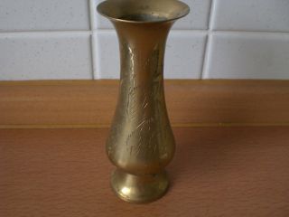 Messing ältere Kleine Schlanke Vase Hübsche Form Eingraviertes Zartes Muster Bild