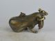 Old Exquisite China Copper Carving Mouse Carrying Gold Bag Statue Antike Bild 2