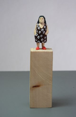 Anonyme Künstlerin - Frau Mit Braunem Kleid.  Messerschnittfigur Mit Sockel. Bild