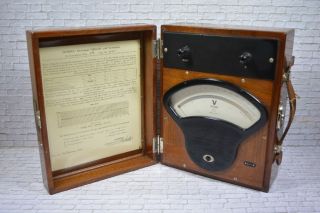 Antikes Spannungsmessgerät,  Hersteller Norma Holzgehäuse,  1930; K23 70 Bild