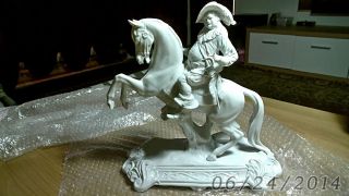 Porzellan Musketier Figur,  Statuetten,  Pferd,  H:30 Cm.  B: 30 Cm. Bild