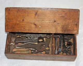 21 - Tlg.  Alte Antike Werkzeugkiste Werkzeugkasten Holz Voll Mit Werkzeug 2wk ? Bild