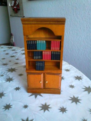 Bücherschrank Für Die Puppenstube,  Holz,  Antikstil Mit Buchattrappen Bild