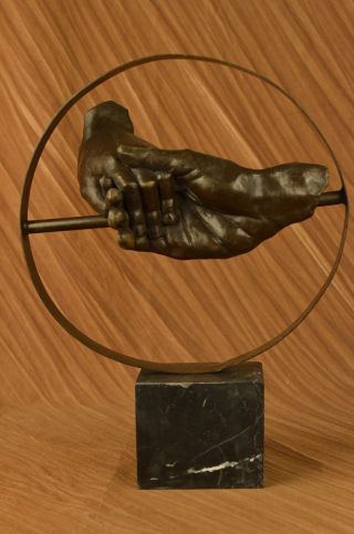 Salvador Dali Große Skulptur Zeigt Zwei Händeschütteln Bronze Figur Statue Bild