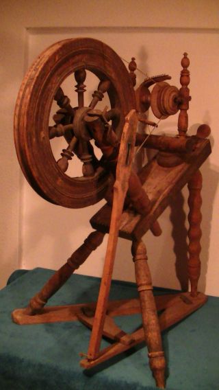Sehr Altes Spinnrad,  Handarbeit Mit Holz Keilen,  Antik Bild