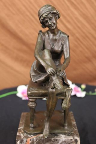 Unterzeichnet Godard Dekorative Art Déco Stil Maiden Auf Einem Stuhl Bronze Bild