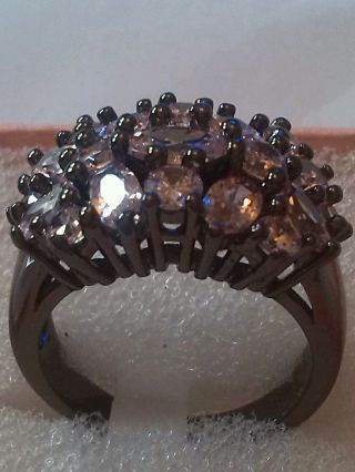 Seltenheit Hinreißender Ring Aus Schwarzem Gold Gefüllt Mit Rosa Saphiren Bild