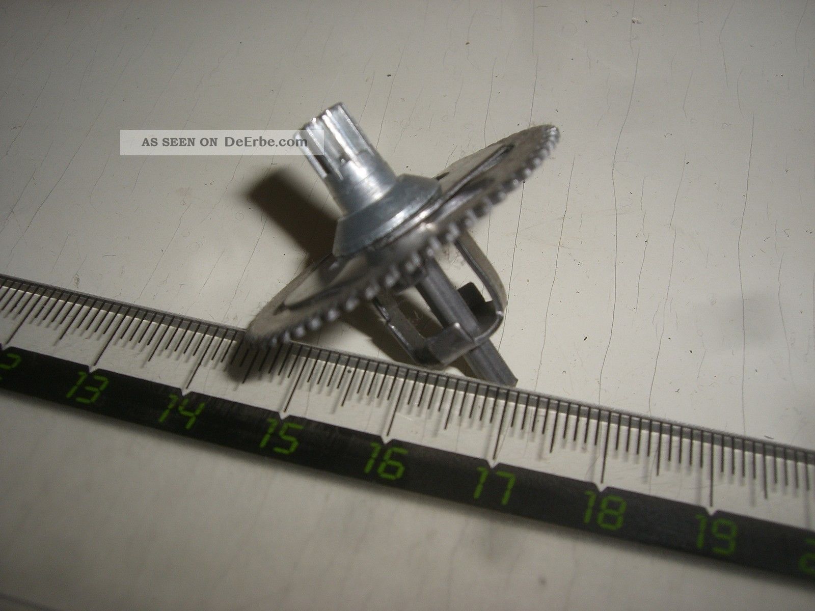 Z 559/ Schuco Uhrwerk S Teil Kern Uhrweksfeder Für ?? /für Blechspielzeug Auto Original, gefertigt 1945-1970 Bild