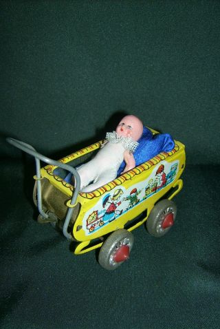 Alter Blechpuppenwagen Mit Porzellanbaby Bild