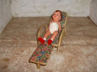 Puppenstubenmöbel - Sehr Alter Rattan - Liegestuhl Mit Ari - Püppchen Bild