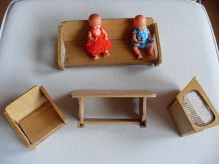 Dachbodenfund Ca.  50er - 60er Jahre Puppenhausmöbel Holz & 2 Püppchen Mit Auflagen Bild